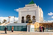 Marokko, Rabat, von der UNESCO zum Weltkulturerbe erklärt, Esplanade der Yacoub el-Mansour-Moschee, das Mausoleum von Mohammed V.