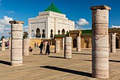 Marokko, Rabat, von der UNESCO zum Weltkulturerbe erklärt, Esplanade der Yacoub el-Mansour-Moschee, das Mausoleum von Mohammed V.