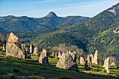 Frankreich, Ardeche, Parc Naturel Regional des Monts d'Ardeche (Regionaler Naturpark der Monts d'Ardeche), Dorf Borée, megalithische Stätte, die die zeitgenössischen Künstler Serge und Fabienne Boyer 2005 realisiert haben, Vivarais, Gebiet Sucs