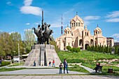 Armenien, Eriwan, die 2001 fertiggestellte Kathedrale des Heiligen Gregor des Erleuchters und die Statue des General Andranik, Nationalheld