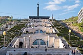 Armenien, Eriwan, die in den 70er Jahren erbaute Kaskade, eine riesige Treppe mit 572 Stufen, terrassenförmig angelegten Gärten, Springbrunnen und Skulpturen, die einen Blick auf die Stadt und den Berg Ararat bietet