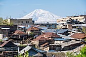 Armenia, Yerevan, houses of the Old Erevan, Mount Ararat (alt : 5165 m) in the background