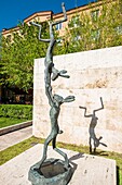 Armenien, Eriwan, Alexander-Tamanyan-Park, Skulpturengarten am Fuße der Kaskade, riesige Treppe mit 572 Stufen, die einen Blick auf die Stadt und den Berg Ararat bietet, Skulptur von Barry Flanagan