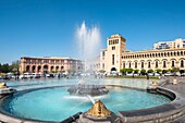 Armenien, Eriwan, Platz der Republik, Gebäude der Ministerien und Luxushotel Marriott Armenia