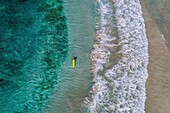 Westindische Inseln, Britische Jungferninseln, Insel Tortola, Josiah Bay, ein Surfer allein im türkisfarbenen Meer