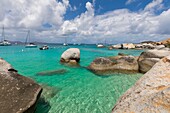 Westindien, Britische Jungferninseln, Virgin Gorda Island, The Baths, Blick auf den Badestrand, Segelboote und Motorboot vor Anker, im Vordergrund die typischen Felsen, die den paradiesischen Badeplatz umgeben