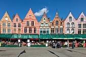 Belgien, Westflandern, Brügge, historisches Zentrum, von der UNESCO zum Weltkulturerbe erklärt, Grand Place, Restaurantterrassen und Giebelhaus