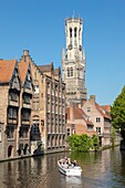 Belgien, Westflandern, Brügge, historisches Zentrum, von der UNESCO zum Weltkulturerbe erklärt, Rosenkranzkai und Belfried