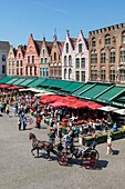 Belgien, Westflandern, Brügge, historisches Zentrum, von der UNESCO zum Weltkulturerbe erklärt, Grand Place, Restaurantterrassen und Giebelhaus