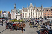 Belgien, Westflandern, Brügge, historisches Zentrum, das von der UNESCO zum Weltkulturerbe erklärt wurde, Kutsche vor der Statue von Jan Breydel und Pieter de Coninck, die die Brügger Morgenröte von 1302 anführten, als sie die Anhänger des französischen Königs massakrierten, mit dem Provinzpalast im neugotischen Stil im Hintergrund