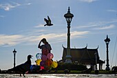 Kambodscha, Phnom Penh, Ballonverkäufer vor dem Königspalast