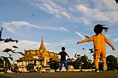 Kambodscha, Phnom Penh, der Königspalast, Residenz des Königs von Kambodscha, erbaut 1860, Kinder spielen mit den Tauben