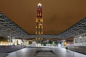 Frankreich, Somme, Amiens, Platz Alphonse Fiquet, Perret-Turm aus Stahlbeton des Architekten Auguste Perret, eingeweiht 1952, und das Glasdach des Bahnhofs des Architekten Claude Vasconi