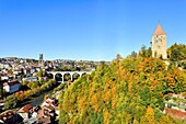 Switzerland, Canton of Fribourg, Fribourg, the fortifications, San Nicolas Cathedral and Zaehringen Bridge (Zähringerbrücke) over Sarine River (Saane River)