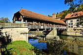 Schweiz, Kanton Freiburg, Freiburg, Ufer des Flusses Sarine (Saane), gedeckte Holzbrücke von Bern