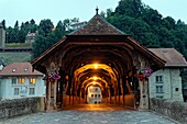 Schweiz, Kanton Freiburg, Freiburg, Ufer des Flusses Sarine (Saane), gedeckte Holzbrücke von Bern