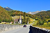 Schweiz, Kanton Waadt, Yvorne, kleines Städtchen inmitten von Weinbergen