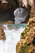 Mexiko, Bundesstaat Chiapas, Las Nubes, Wasserfall des Flusses Santo Domingo Las Brisas, der Fluss fließt in einem Loch