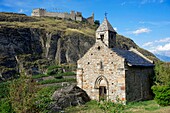 Schweiz, Kanton Wallis, Stadt Sion, Bezirkshauptstadt, alte Kapelle von Valere auf einem Hügel gebaut und Schloss Tourbillon über der Stadt