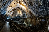 Frankreich, Pyrenees Atlantiques, Baskenland, Haute-Soule-Tal, Höhle der Verna, im Herzen des Abgrunds des Pierre Saint Martin, die zehntgrößte Höhle der Welt und die größte für Besucher zugängliche Höhle in Europa, mit 255 Metern Länge, 245 Metern Breite und 194 Metern Höhe