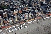 Frankreich, Somme, Mers les Bains, der Strand in Mers les Bains (Luftaufnahme)