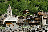 Frankreich, Savoyen, Haute Maurienne, Vanoise-Massiv, Bonneval sur Arc, traditionelle, mit Schiefer gedeckte Steinhäuser und Glockenturm der Kirche