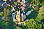 Frankreich, Dordogne, Perigord Noir, Vezere-Tal, Saint Leon sur Vezere, beschriftet mit Les Plus Beaux Villages de France (Die schönsten Dörfer Frankreichs), Dorf in einer Vezere-Schleife gebaut (Luftaufnahme)