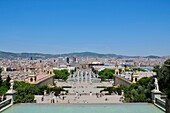 Spanien, Katalonien, Barcelona, Montjuic-Hügel, die vier alten Säulen des Architekten Puig i Cadafalch vor der Plaça de Espanya und der Avenida de la Reina Maria Cristina