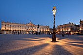 Frankreich, Meurthe und Mosel, Nancy, Place Stanislas (ehemaliger Place Royale) erbaut von Stanislas Leszczynski, König von Polen und letzter Herzog von Lothringen im 18. Jahrhundert, klassifiziert als Welterbe der UNESCO, Statue von Stanislas vor dem Rathaus bei Nacht