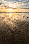 Frankreich, Somme, Ault, die Mäander des fließenden Wassers am Strand von Ault bei Ebbe und Sonnenuntergang