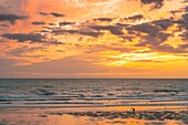 Frankreich, Somme, Ault, Urlauber und Angler in Ault am Strand, am Abend kommen viele Spaziergänger, um den Sonnenuntergang am Meer zu bewundern