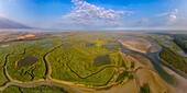 Frankreich, Pas de Calais, Bucht von Authie, Groffliers, Flug über die Bucht von Authie vom Hafen von Madelon, die Tümpel in den Salzwiesen sind die von Jagdhütten (Luftaufnahme)