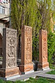 Armenien, Region Schirak, Gjumri, historisches Viertel oder Kumayri, Khatchkars (geschnitzte Gedenkstele) vor der Allerheiligenkirche (oder Surp Amenaprkich)