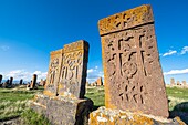 Armenien, Region Gegharkunik, Umgebung von Sewan, Noraduz (oder Noratus), Friedhof mit mittelalterlichen Gräbern, genannt Khachkars, am Ufer des Sewansees