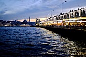 Türkei, Istanbul, Beyoglu, Bezirk Karakoy, Galata-Brücke über das Goldene Horn