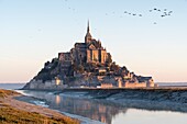 Frankreich, Manche, Bucht von Mont Saint Michel, von der UNESCO zum Welterbe erklärt, Abtei von Mont Saint Michel und Fluss Couesnon