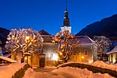 Frankreich, Haute Savoie, Massif du Chablais die Türen der Sonne Morzine das Viertel der Kirche in der Abenddämmerung