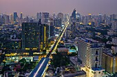 Thailand, Bangkok, Octave Bar auf dem Dach mit Blick auf die Stadt