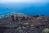 Italien, Sizilien, Äolische Inseln, Tyrrhenisches Meer, Vulkan Stromboli, San Vincenzo, Besteigung des Gipfels 924 m, Blick auf den zentralen Krater