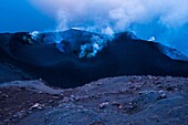 Italien, Sizilien, Äolische Inseln, Tyrrhenisches Meer, Vulkan Stromboli, San Vincenzo, Fumarolen vor oder nach einer Eruption von Lava und vulkanischem Gestein