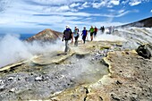 Italien, Sizilien, Äolische Inseln, UNESCO-Welterbe, Insel Vulcano, Wanderer besteigen den Krater des Vulkans della Fossa durch Schwefelfumarolen