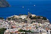 Italien, Sizilien, Äolische Inseln, von der UNESCO zum Weltkulturerbe erklärt, Insel Lipari, Lipari, dominiert von seiner Zitadelle