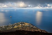 Italien, Sizilien, Äolische Inseln, von der UNESCO zum Weltnaturerbe erklärt, Insel Stromboli, Wanderer besteigen den Vulkan, im Hintergrund das Dorf Stromboli und die Insel Strombolicchio