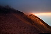 Italien, Sizilien, Äolische Inseln, von der UNESCO zum Weltkulturerbe erklärt, Insel Stromboli, Fumarolen eines Ausbruchs und Fall von Lavabomben an den Hängen des aktiven Vulkans bei Sonnenuntergang