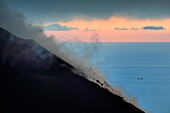 Italien, Sizilien, Äolische Inseln, von der UNESCO zum Weltnaturerbe erklärt, Insel Stromboli, Fumarolen eines Ausbruchs an den Hängen des aktiven Vulkans bei Sonnenuntergang