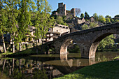 Frankreich, Aveyron, Belcastel, die schönsten Dörfer Frankreichs, Fluss Aveyron, Vieux Pont (Alte Brücke) aus dem 15. Jahrhundert, Häuser mit Blick auf das Tal, Chateau de Belcastel, vom 10. bis 15. Jahrhundert, ein historisches Denkmal