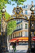 Frankreich, Paris, ein Haussman'sches Gebäude vor den Toren des Parc Monceau