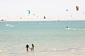 Marokko, Oued Ed-Dahab, Dakhla, Familie im Urlaub, am Strand an einem Kite-Surf-Spot