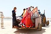 Marokko, Oued Ed-Dahab, Dakhla, Dakhla Attitude Resort, Sportler im Anhänger eines Traktors an einem Strand bei Ebbe