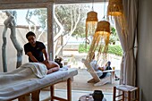 Marokko, Oued Ed-Dahab, Dakhla, Ocean Vagabond Resort, Masseurin und ihr Kunde in einem Massagesalon am Meer